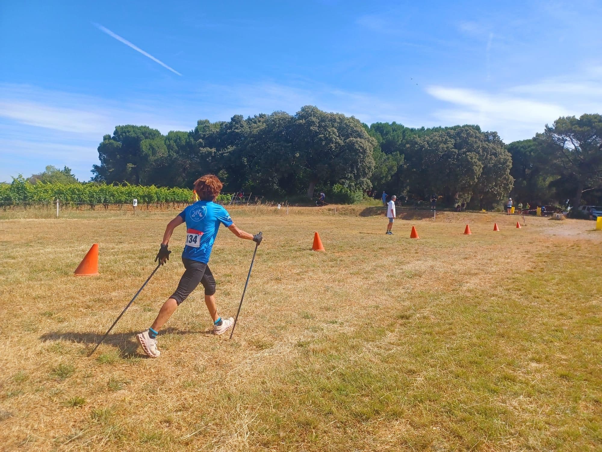 Marcheuse du club en action avec dossard lors d'une course, autour de Narbonne