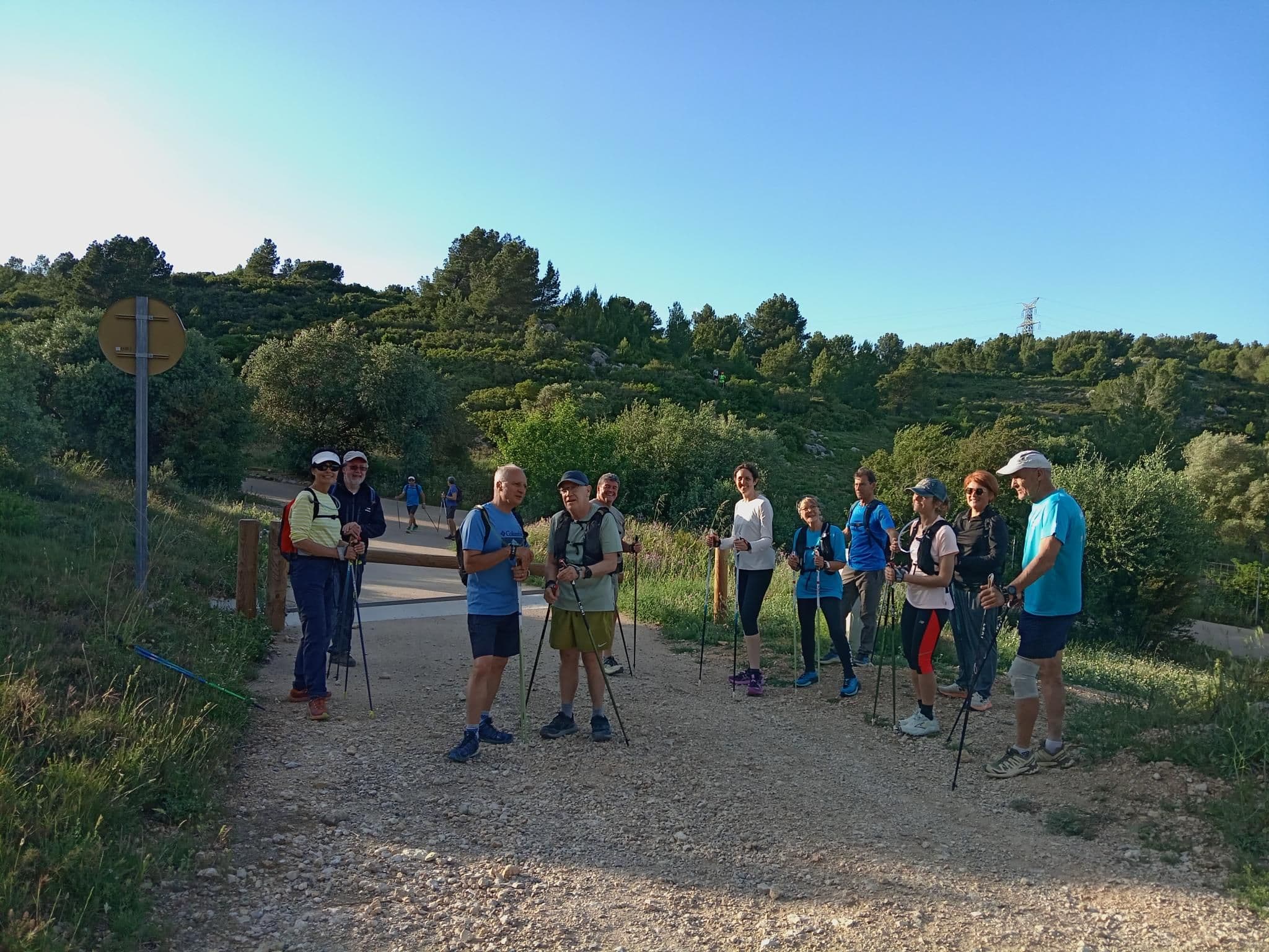 Groupe de marche nordique du club sur un sentier de garrigue, autour de Narbonne